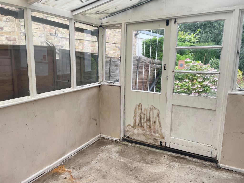 Lot: 28 - DETACHED HOUSE AND LARGE GARDEN WITH POTENTIAL - Conservatory to rear with door to garden